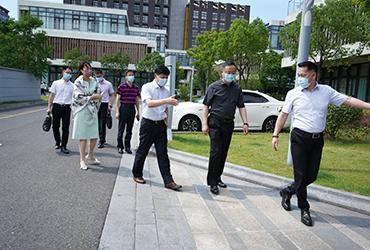 烈日炎炎，領(lǐng)導(dǎo)送信心|閔行區(qū)委委員、區(qū)人民檢察院黨組書記、檢察長胡春健帶隊赴寶開智能開展大走訪、大排查