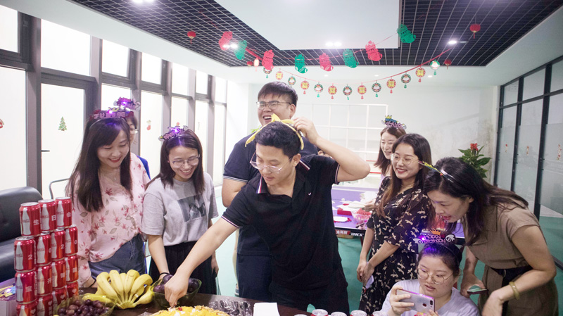 八月集體生日會 | 與久違的祝?；馃嵯嘧?  src="/uploads/allimg/210903/1-210Z3141000F3.jpg" /></p>
<p>“云天收夏色，木葉動秋聲?！绷⑶镫m已過，仲夏的熱情卻并未減退半分。8月11日，在這驕陽似火、蟬聲陣陣的日子里，寶開在企業(yè)總部活動室舉辦新一期集體生日會，為8-9月生日的伙伴慶生。</p>
<p><img alt=