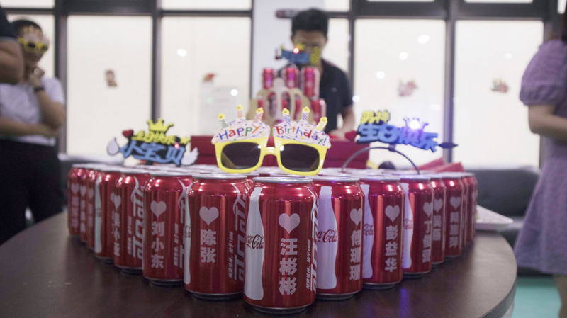 八月集體生日會 | 與久違的祝?；馃嵯嘧?  src="/uploads/allimg/210903/1-210Z3141I4337.jpg" /></p>
<p>此次集體生日會，是今年疫情以來寶開舉辦的第一場生日會。雖是寶開企業(yè)文化建設(shè)的常規(guī)活動，由寶開工會和人事行政部組成的籌備組也希望帶來一些不一樣的“新意”和“心意”，此次特別為所有寶開成員定制了專屬可樂。</p>
<p><img alt=